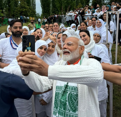 PM poses for selfies with yoga enthusiasts at Dal Lake, Srinagar