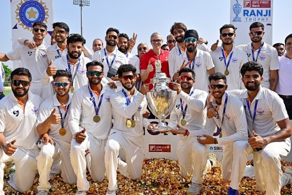JK CM Omar Abdulla with J&K Ranji Trophy Champions